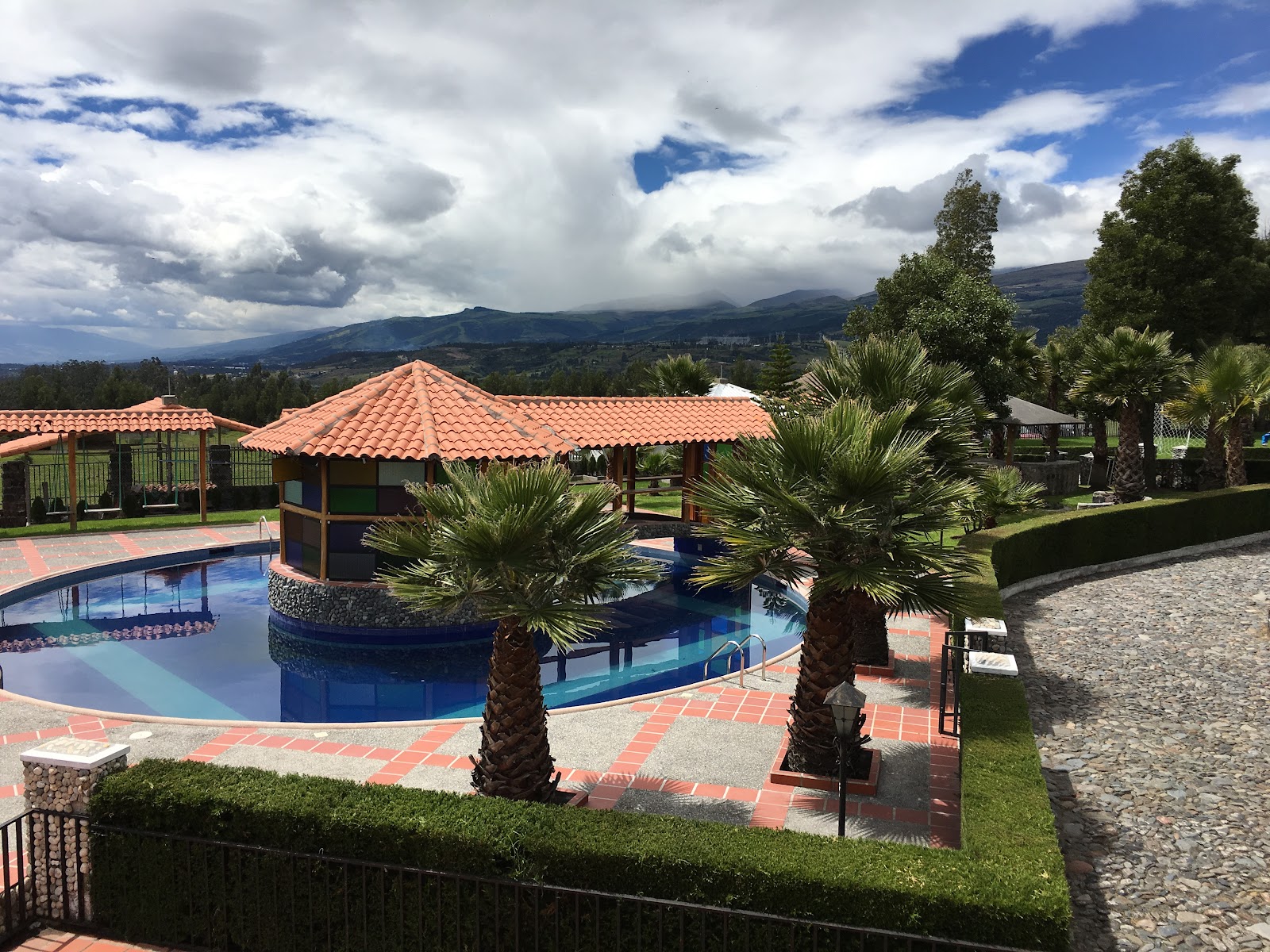 Interior luminoso y acogedor de Hostería Rancho del Cielo, Píntag en Píntag